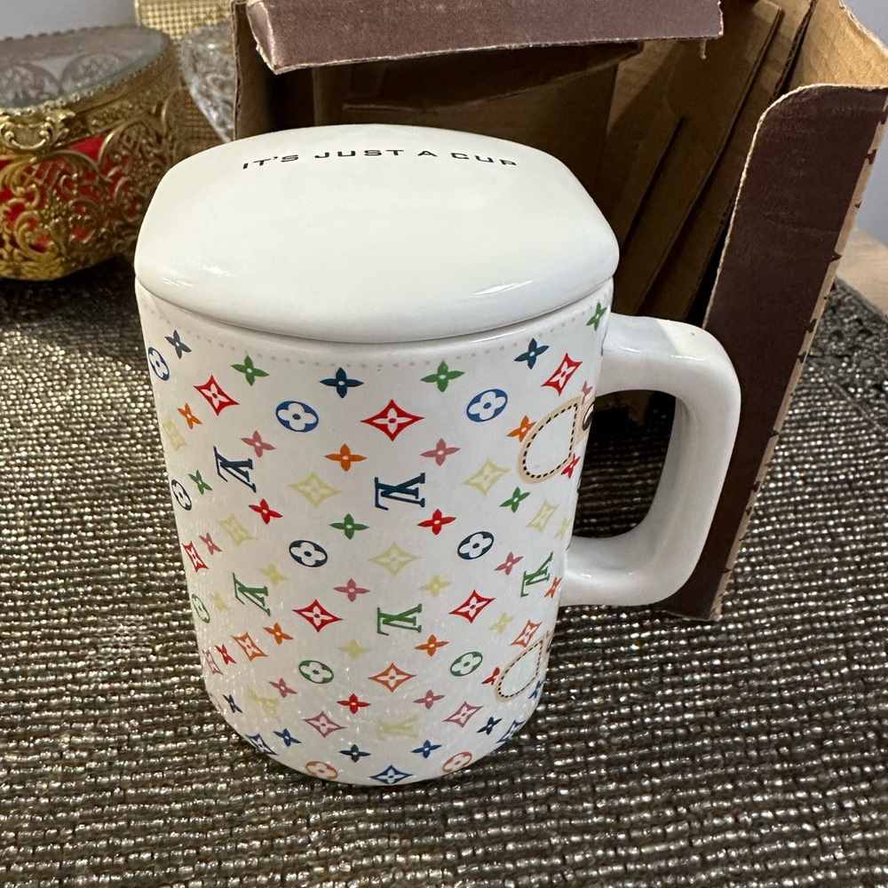 NIB Novelty mug with lid